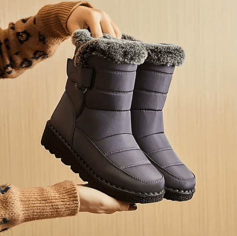 Stylish women's waterproof winter ankle boots featuring a cozy fur trim and comfortable platform sole.