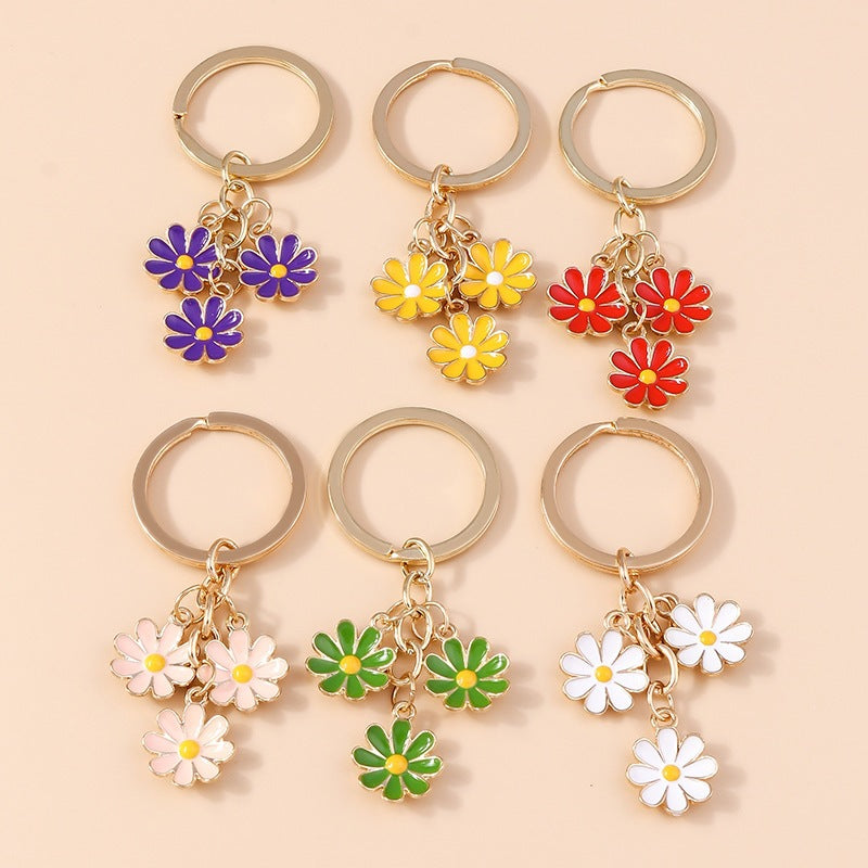 Stylish daisy flower charm keychain. Perfect bag accessory or key organizer for women. Cute floral style.