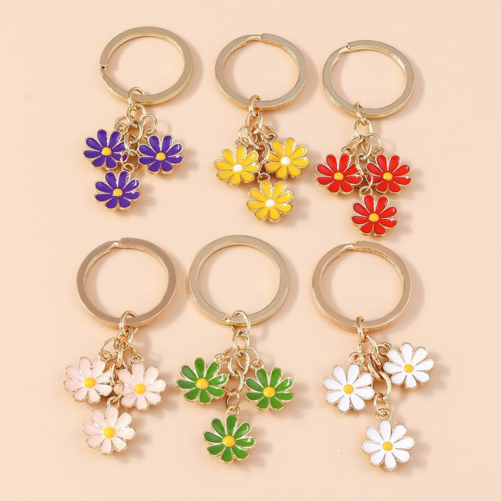 Stylish daisy flower charm keychain. Perfect bag accessory or key organizer for women. Cute floral style.