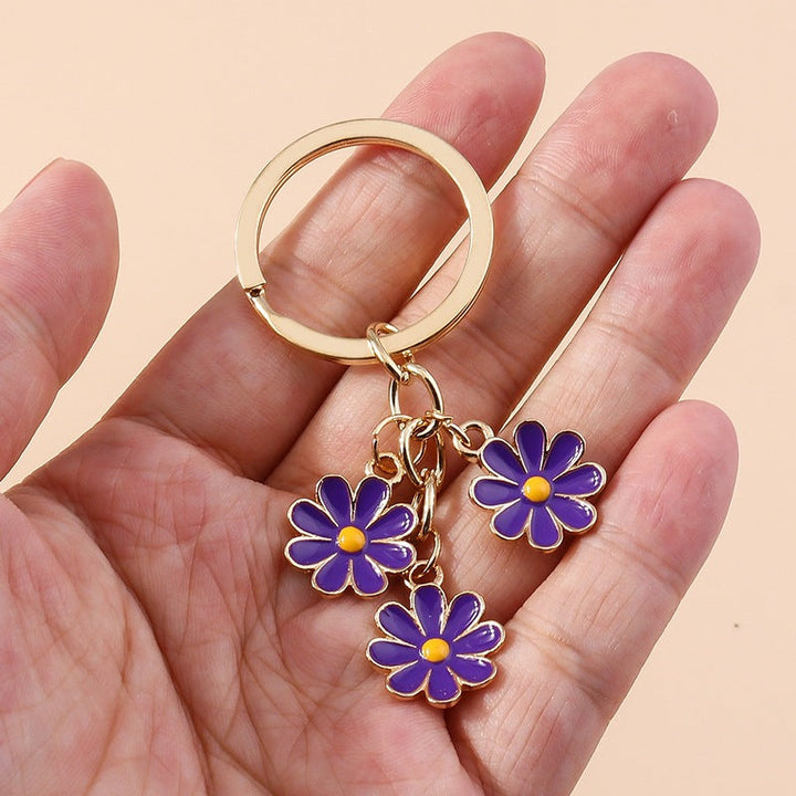 Cute daisy flower charm keychain, ideal gift for her. Enamel floral accessory for bags & keys.