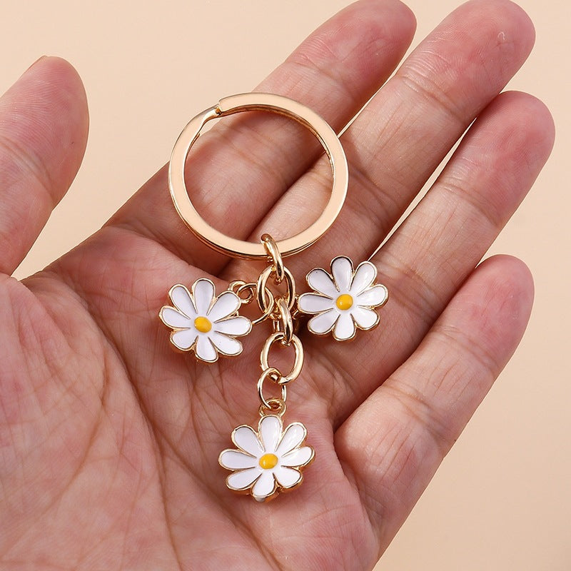 Vibrant daisy flower enamel charm keychain. Versatile accessory for handbags, purses, and keys.
