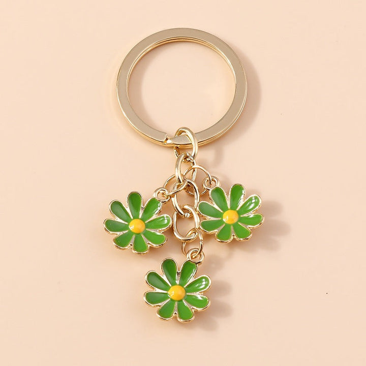 Cute women's daisy flower key charm. High-quality enamel and metal keychain for bags.
