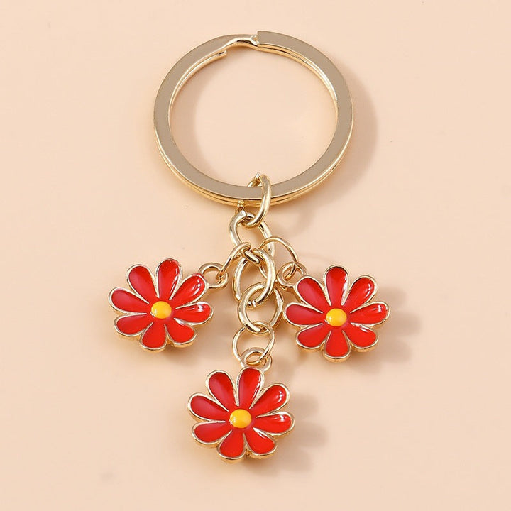 Decorative daisy flower bag charm keychain. Floral design for stylish women's handbags and keys.
