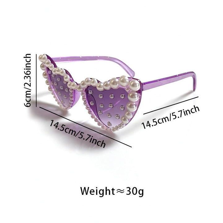 Stylish heart bridal sunglasses featuring delicate pearls. Ideal for a "Just Married" celebration or wedding party.