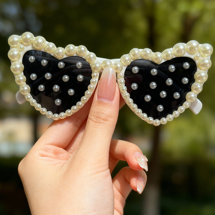 Glamorous heart bridal party sunglasses for women, featuring exquisite pearl accents. A must-have wedding accessory.