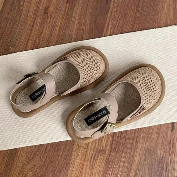 Versatile women's wide-fit sandals, closed-toe, with comfortable cushioning & an adjustable buckle for support.