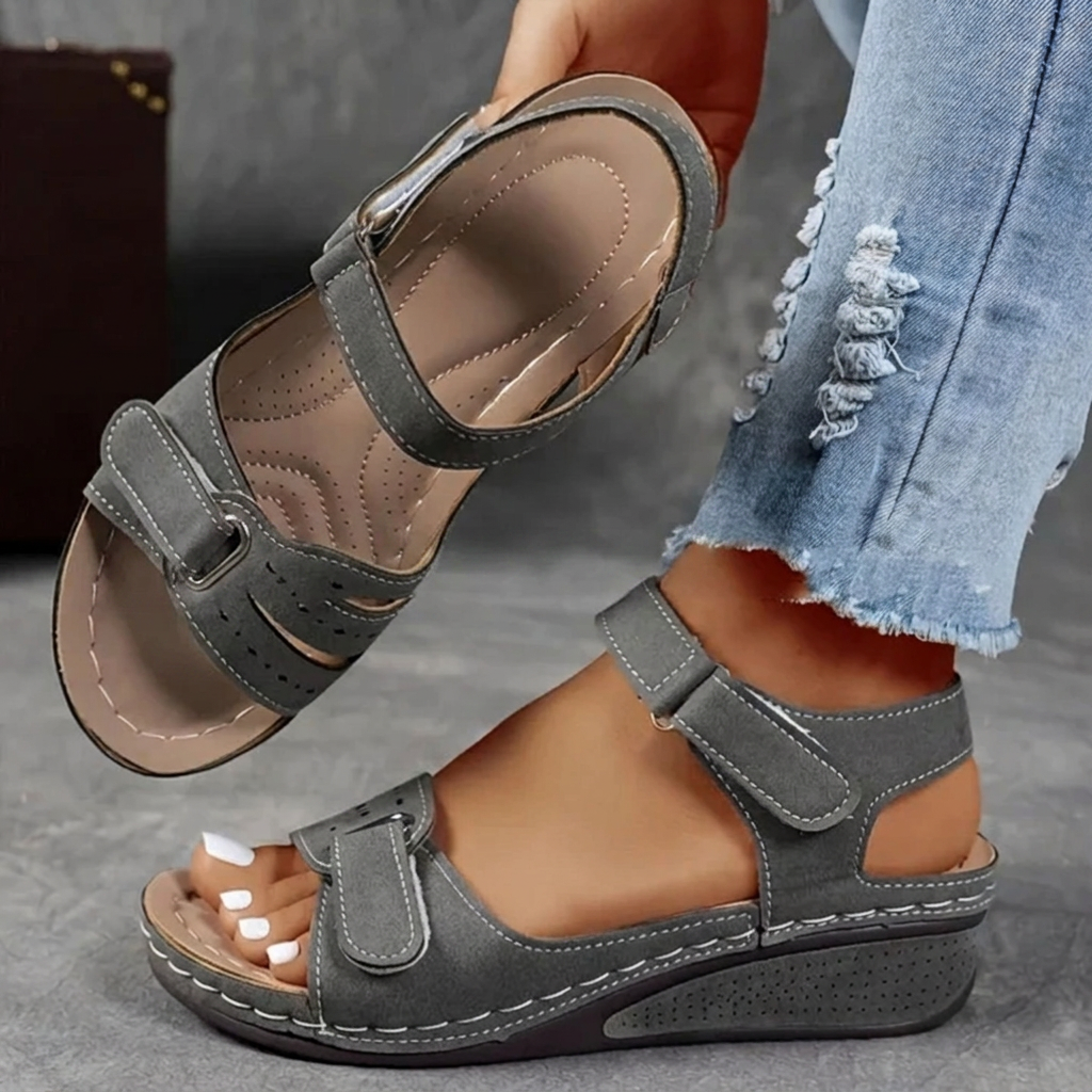Comfortable women's platform sandals, wide fit design, featuring adjustable hook-and-loop straps.
