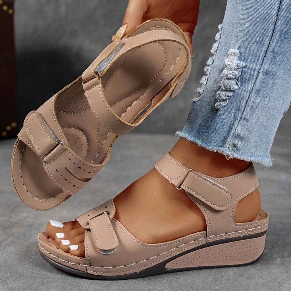 Versatile women's platform sandals, wide fit, designed with adjustable straps for summer adventures.