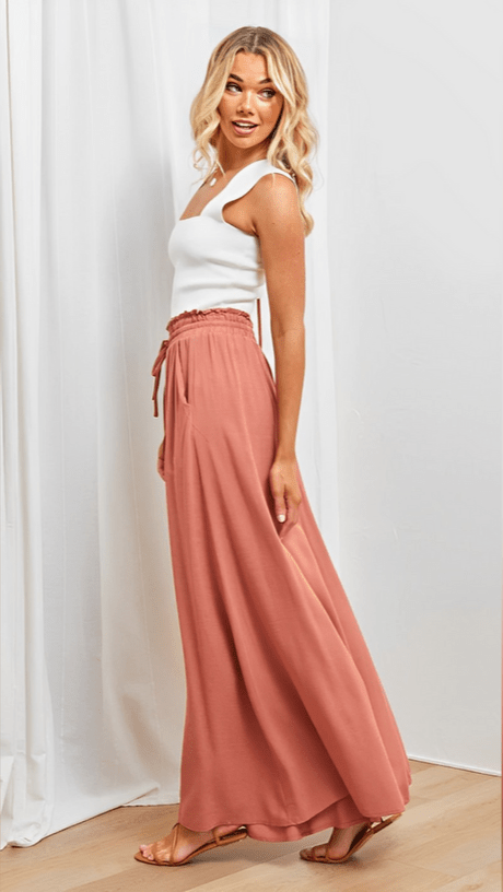 Effortless women's wide-leg trousers, elastic waist, ultimate comfort.