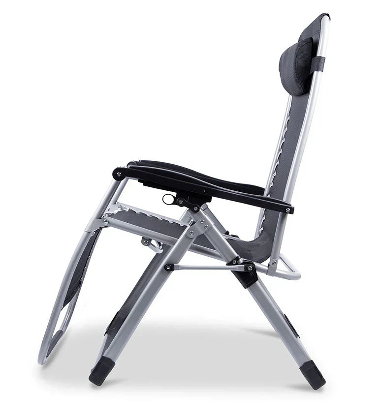 Folding zero gravity chair with an adjustable headrest, ideal for sunbathing or garden.